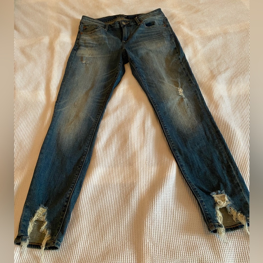 🌹 Last Chance Sale! Lolita Skinny Distressed Lucky Brand Jeans. Size 28.
